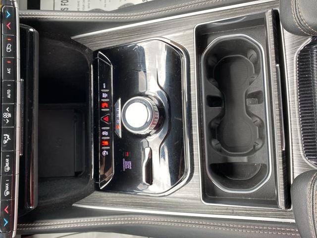 Photo of 2024 Diamond Black Crystal Pearlcoat Jeep Wagoneer