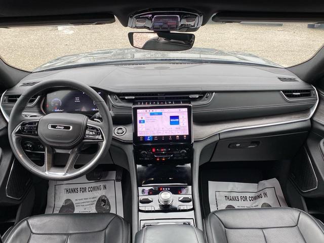 Photo of 2023 Diamond Black Crystal Pearlcoat Jeep Grand Cherokee L