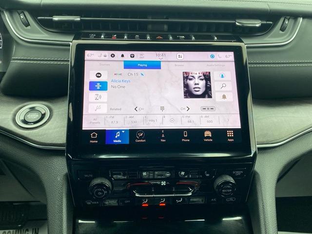 Photo of 2023 Diamond Black Crystal Pearlcoat Jeep Grand Cherokee L