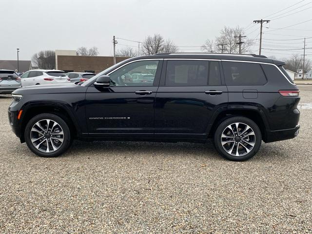 Photo of 2023 Diamond Black Crystal Pearlcoat Jeep Grand Cherokee L