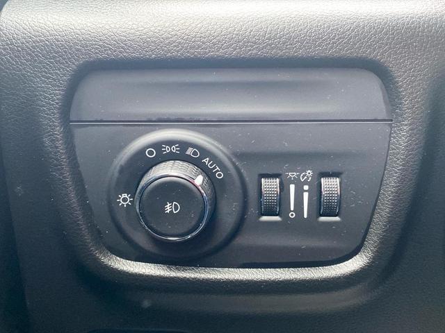 Photo of 2023 Diamond Black Crystal Pearlcoat Jeep Grand Cherokee L