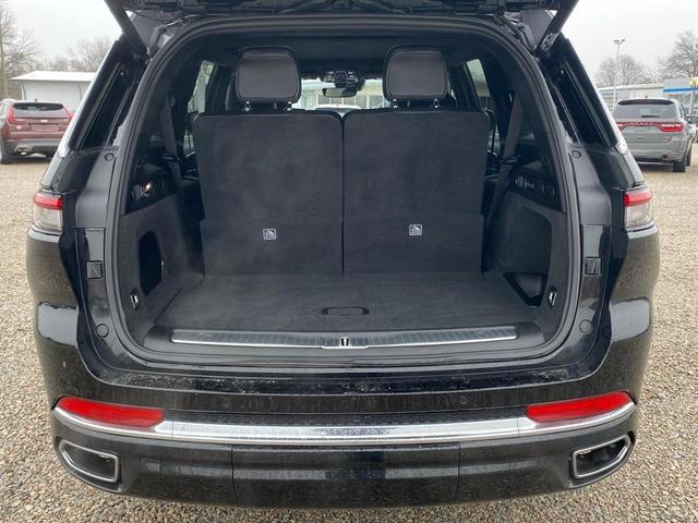 Photo of 2023 Diamond Black Crystal Pearlcoat Jeep Grand Cherokee L