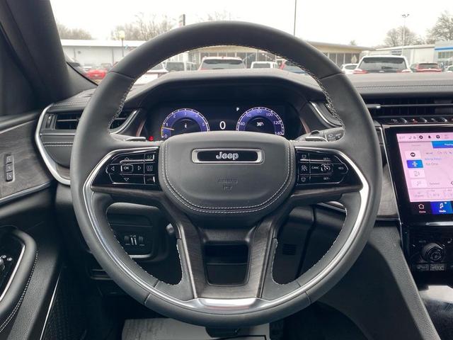 Photo of 2023 Diamond Black Crystal Pearlcoat Jeep Grand Cherokee L