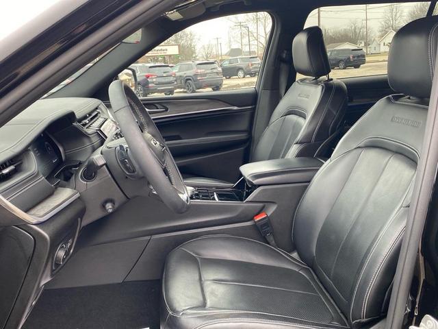 Photo of 2023 Diamond Black Crystal Pearlcoat Jeep Grand Cherokee L