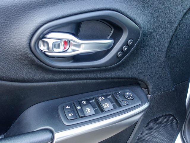 Photo of 2020 Bright White Clearcoat Jeep Cherokee