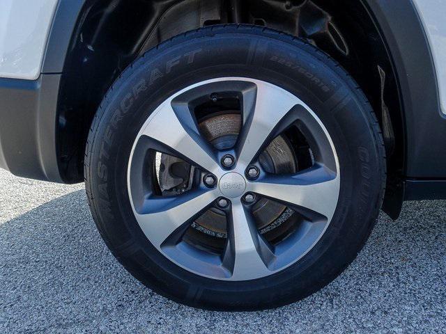 Photo of 2020 Bright White Clearcoat Jeep Cherokee
