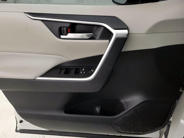 Photo of 2021 White Toyota RAV4