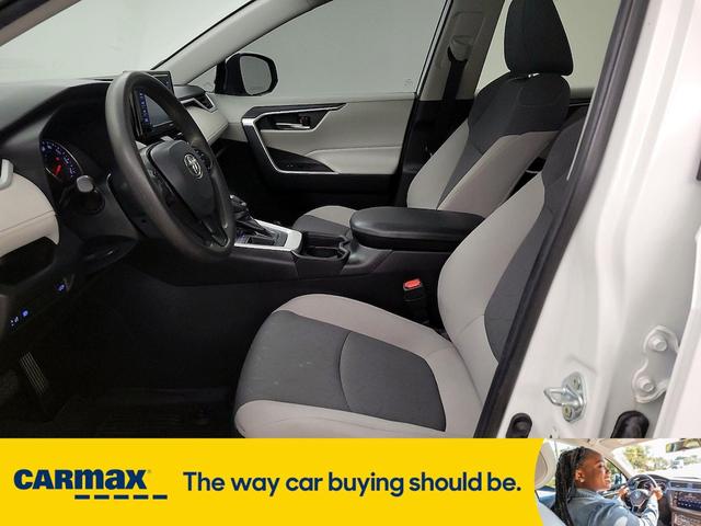 Photo of 2021 White Toyota RAV4