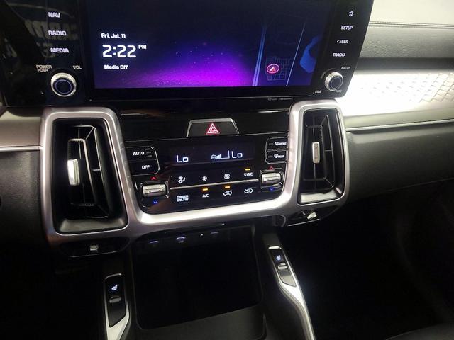 Photo of 2024 Black Kia Sorento Hybrid