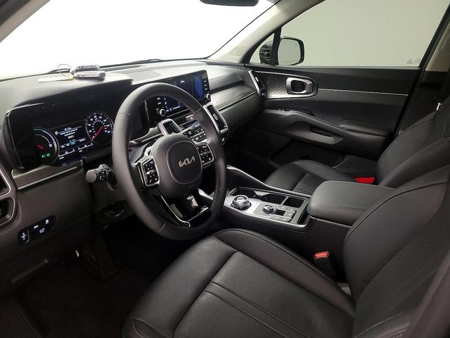 Photo of 2024 Black Kia Sorento Hybrid