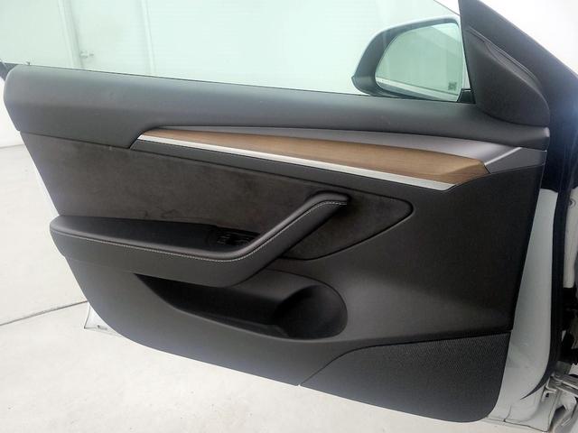 Photo of 2021 White Tesla Model 3