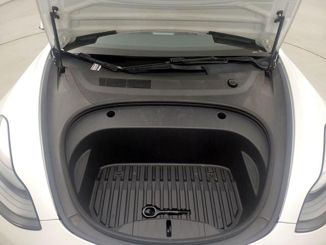 Photo of 2021 White Tesla Model 3