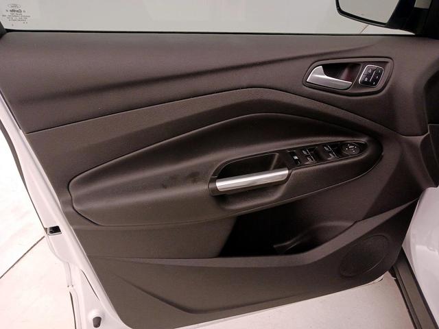 Photo of 2015 White Ford Escape
