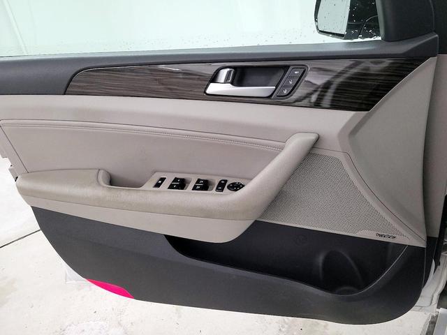Photo of 2016 White Hyundai SONATA