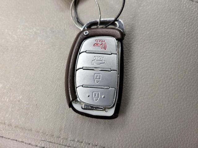 Photo of 2016 White Hyundai SONATA