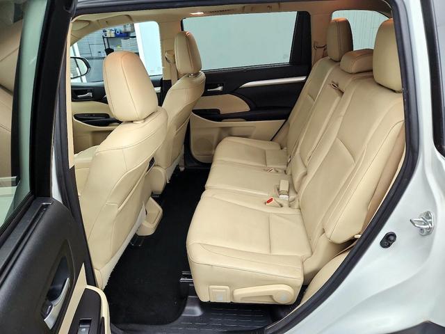 Photo of 2016 White Toyota Highlander