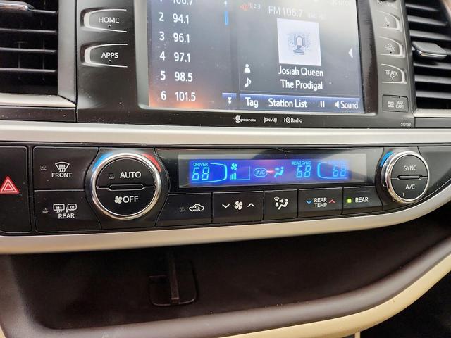 Photo of 2016 White Toyota Highlander
