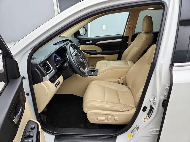 Photo of 2016 White Toyota Highlander