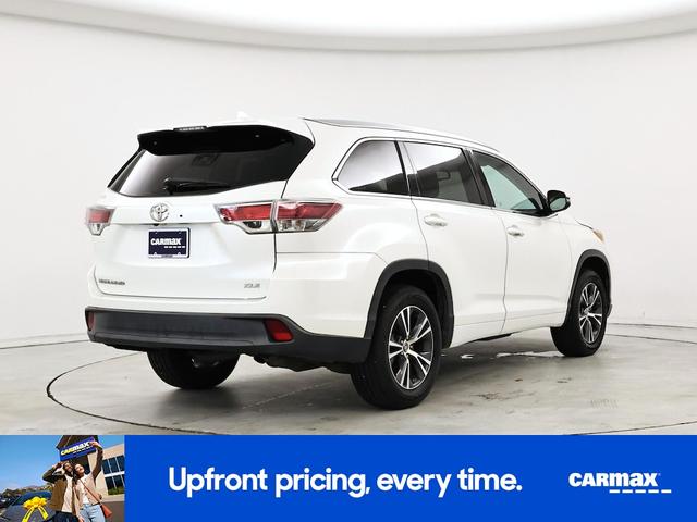 Photo of 2016 White Toyota Highlander