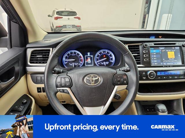 Photo of 2016 White Toyota Highlander