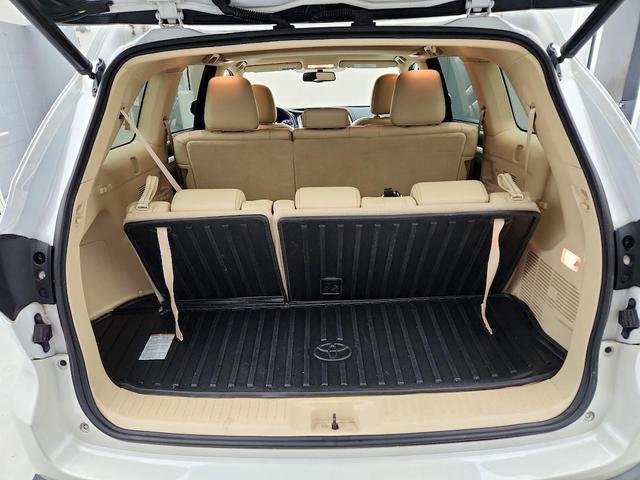 Photo of 2016 White Toyota Highlander