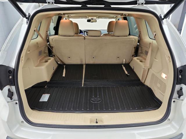 Photo of 2016 White Toyota Highlander