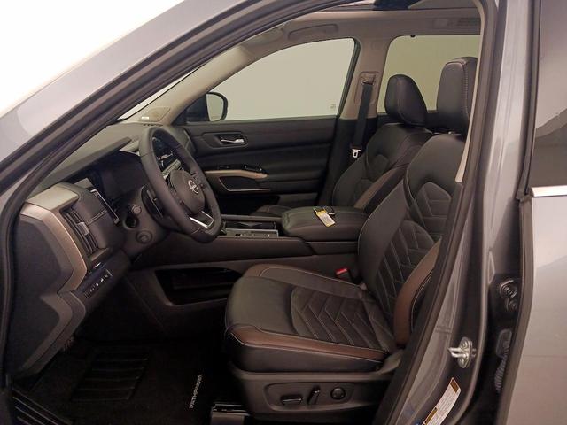 Photo of 2024 Gray Nissan Pathfinder