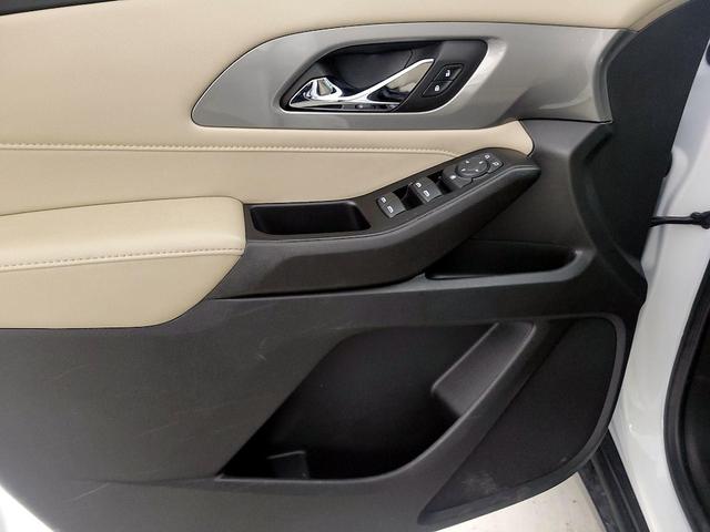 Photo of 2023 White Chevrolet Traverse