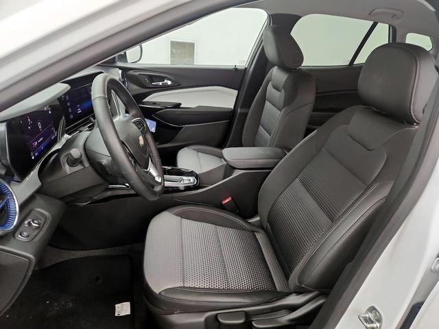 Photo of 2024 White Chevrolet Trax