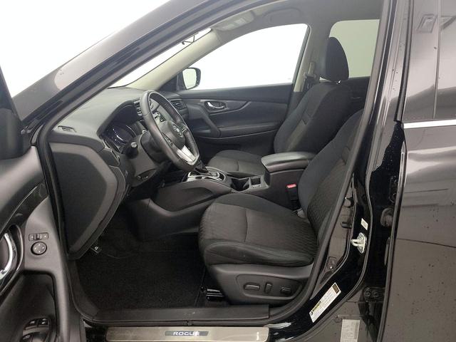 Photo of 2017 Black Nissan Rogue
