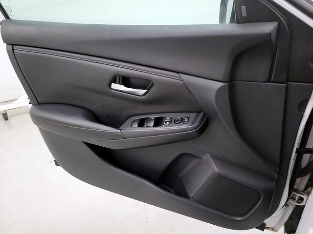 Photo of 2022 White Nissan Sentra