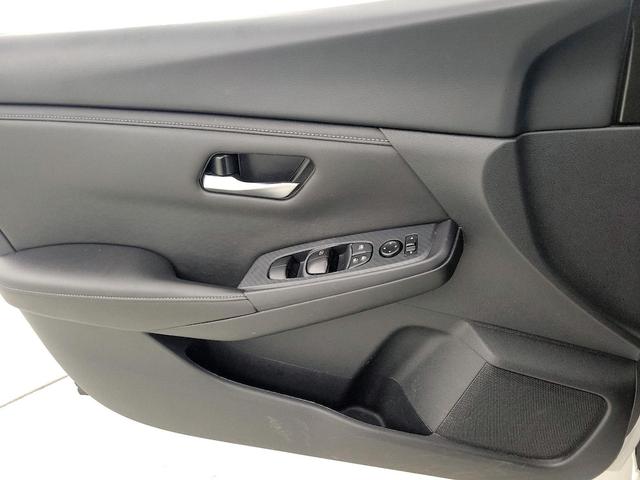 Photo of 2024 White Nissan Sentra
