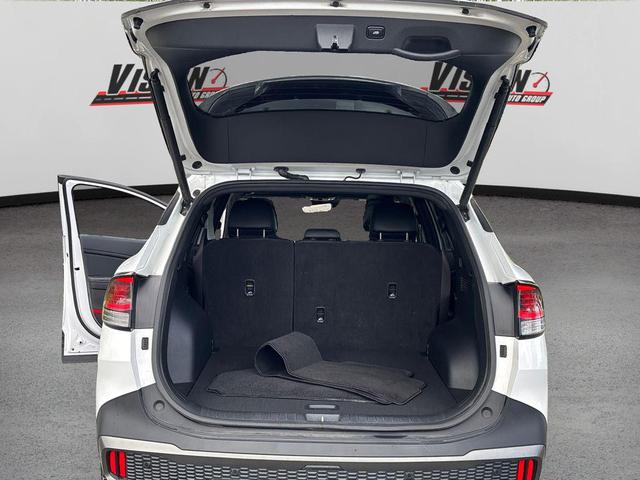 Photo of 2023 Glacial White Pearl Kia Sportage