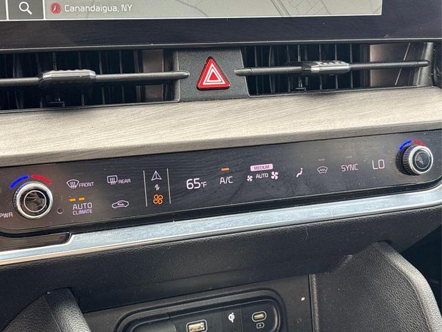 Photo of 2023 Glacial White Pearl Kia Sportage