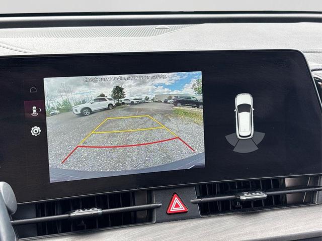 Photo of 2023 Glacial White Pearl Kia Sportage