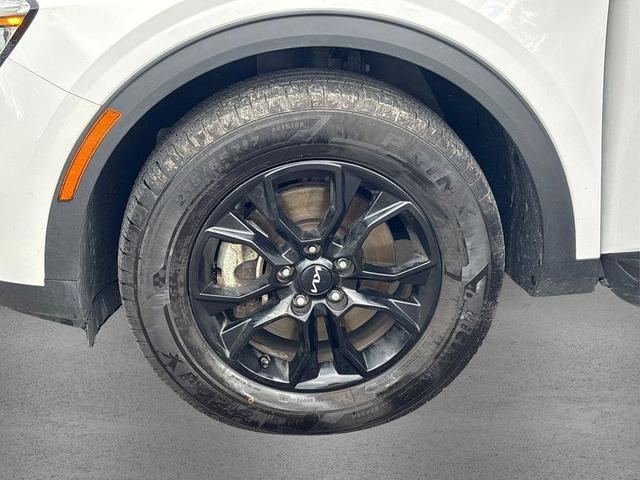 Photo of 2023 Glacial White Pearl Kia Sportage