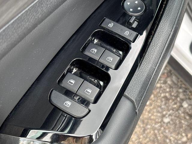 Photo of 2023 Glacial White Pearl Kia Sportage