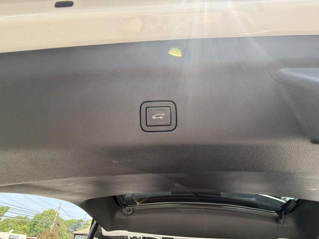 Photo of 2024 White GMC Yukon