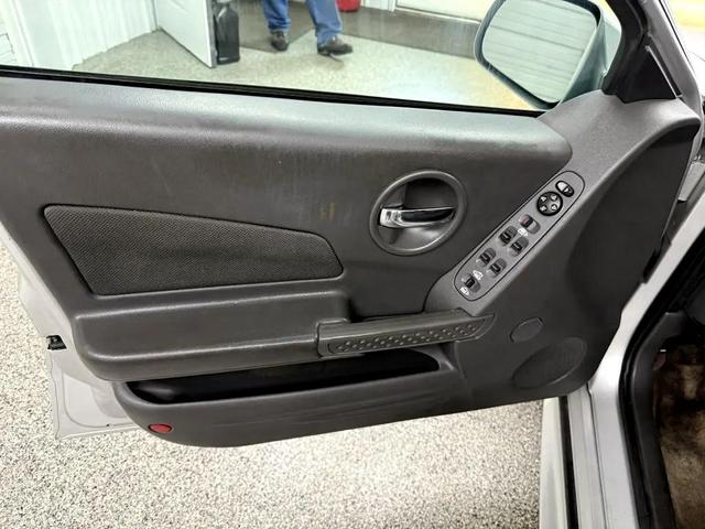 Photo of 2005 Silver Pontiac Grand Prix