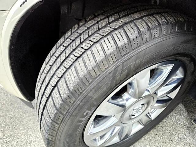 Photo of 2014 White Buick Enclave