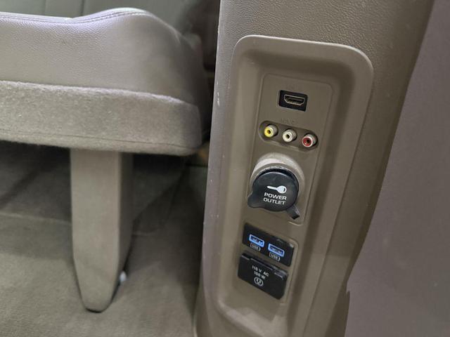 Photo of 2014 White Chrysler Town & Country
