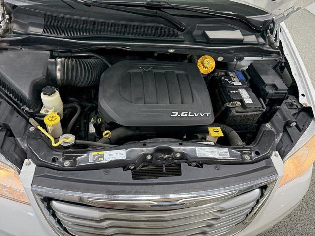 Photo of 2014 White Chrysler Town & Country