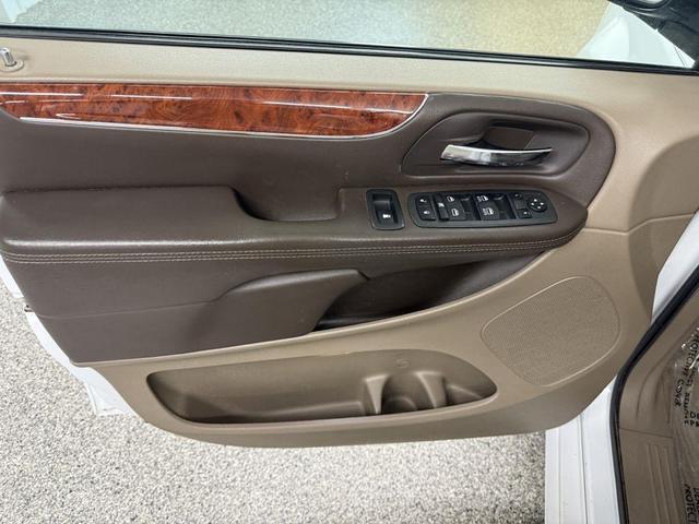Photo of 2014 White Chrysler Town & Country