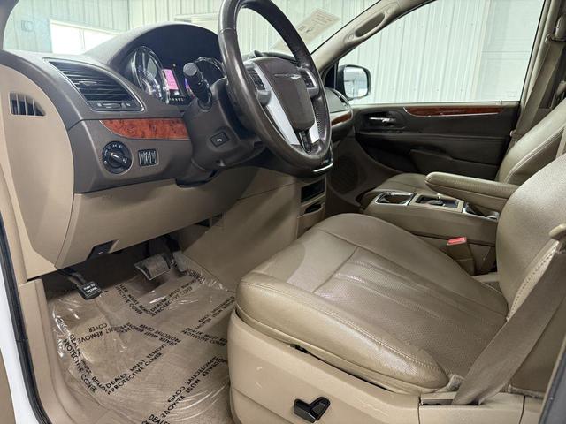 Photo of 2014 White Chrysler Town & Country