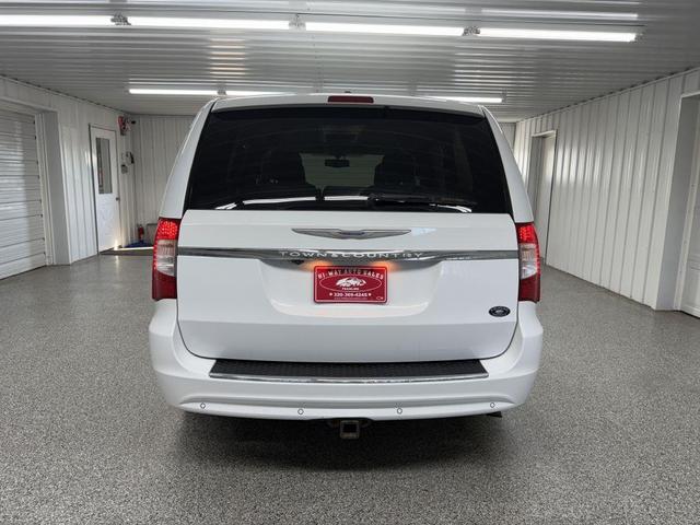 Photo of 2014 White Chrysler Town & Country