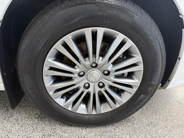 Photo of 2014 White Chrysler Town & Country