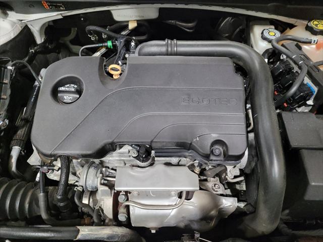 Photo of 2018 Summit White Chevrolet Malibu