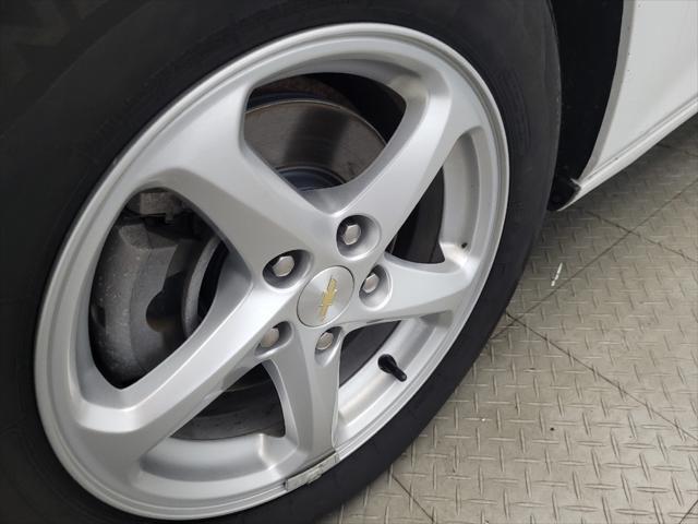 Photo of 2018 Summit White Chevrolet Malibu