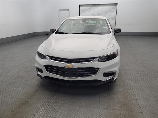 Photo of 2018 Summit White Chevrolet Malibu