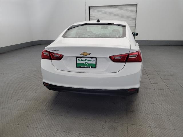 Photo of 2018 Summit White Chevrolet Malibu